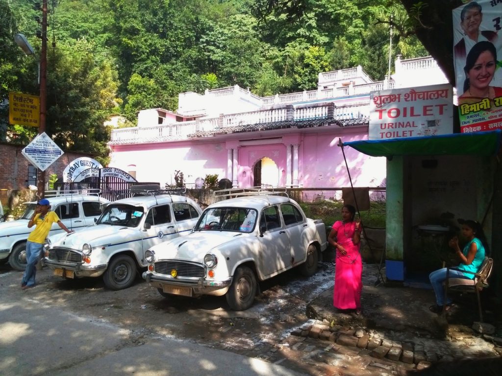 Стоянка местных таксистов в Ришикеше